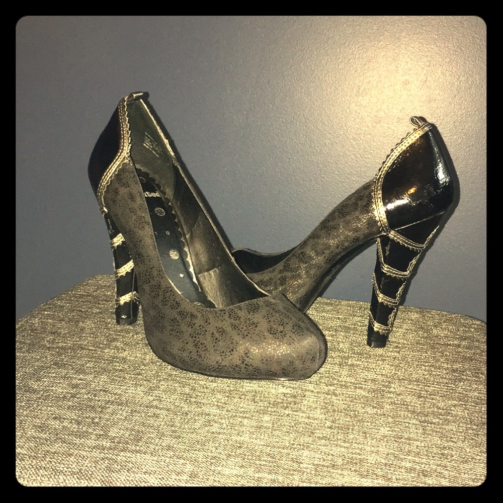 Closed toe pumps